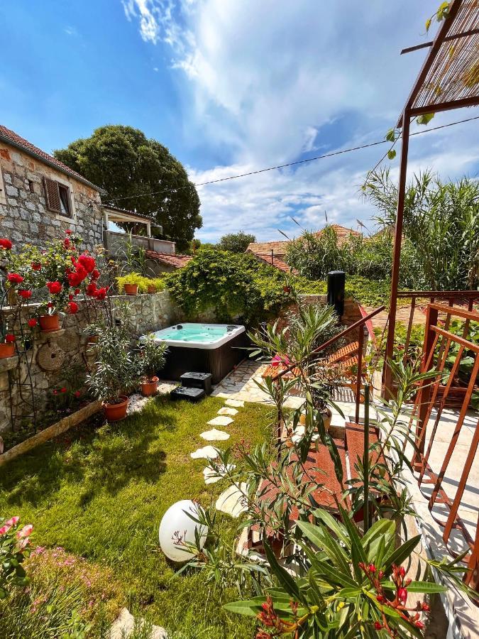 Holiday Home Skala With Hot Tub & Kala With Terrace Pitve エクステリア 写真
