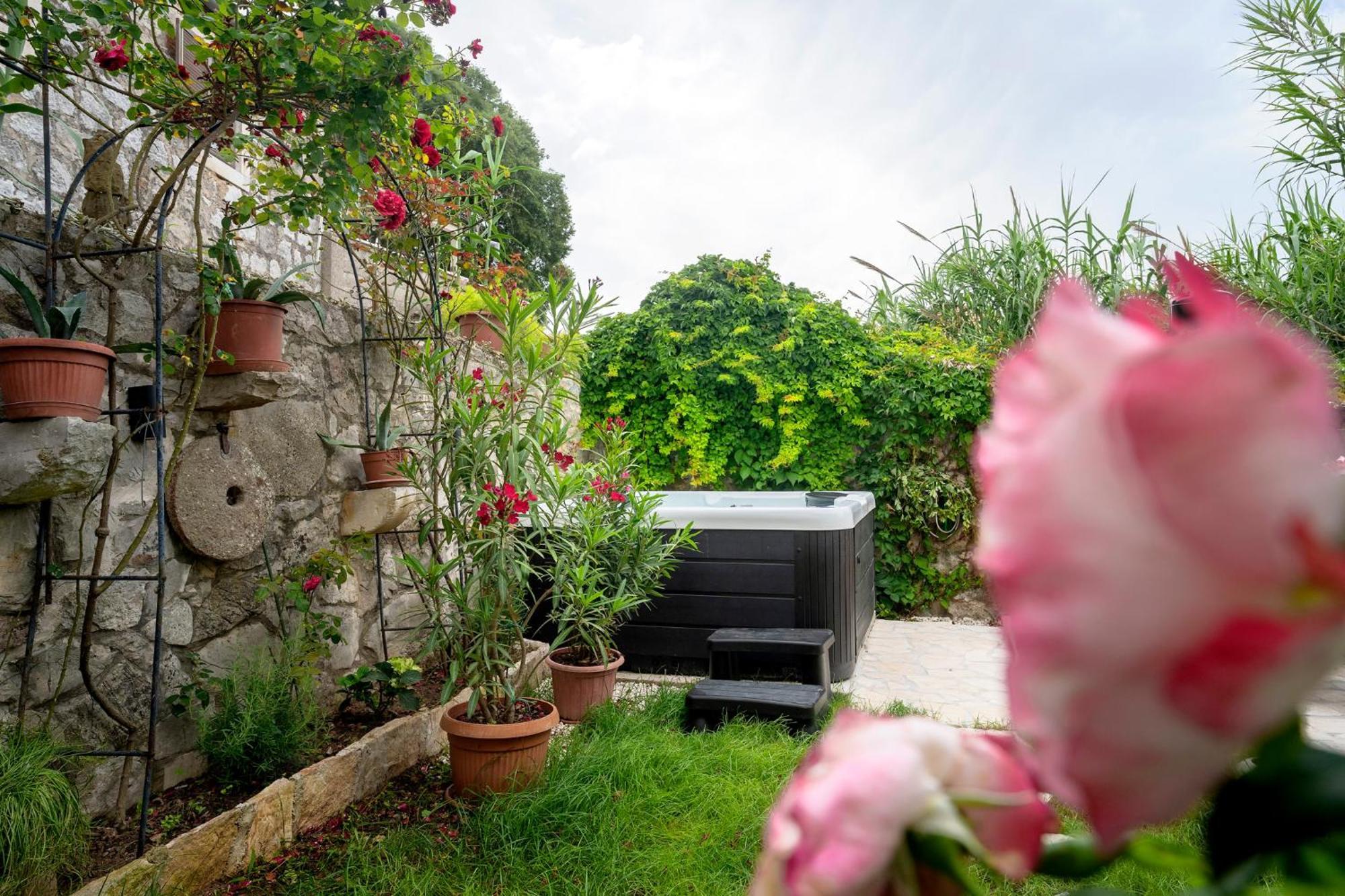 Holiday Home Skala With Hot Tub & Kala With Terrace Pitve エクステリア 写真